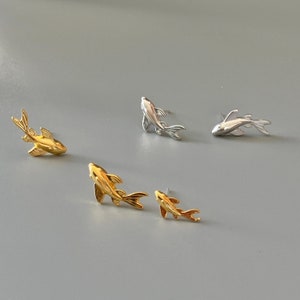 Pendiente de plata con forma de pez koi minimalista de 16 g y 18 g para el trago, piercing pequeño para el cartílago, pasador de presión, poste de labio sin rosca y parte posterior plana de titanio