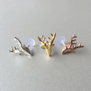 Orecchino a perno con elica e corna di cervo da 16G, orecchino a cartilagine con renna, piercing al trago in argento, gioiello con conchiglia di Natale, spillo piatto, perno labret in Bioflex