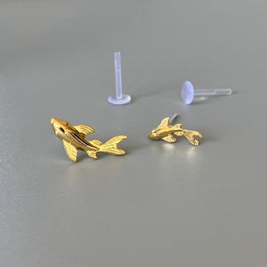 16G Minimalista Koi Fish Helix Stud Delicato Carpa Cartilagine Orecchino Conch Stud Tragus Piercing Gioielli Push Pin Bioflex Flat Back Labret Perno