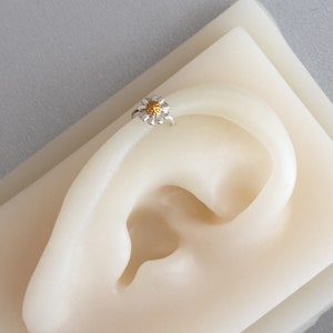 18G Daisy Tragus Hoop Earring Minimalist 6MM Twist Helix Hoop Dainty Flower Rook Piercing Silver Cartilage Jewelry Floral Nose Ring Hoop