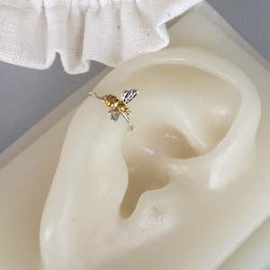 Brinco de argola de concha de abelha dourada delicada 18G, joia de piercing de concha de prata minimalista, 10 mm, 12 mm, anel de concha de prata com torção, piercing de orelha de inseto