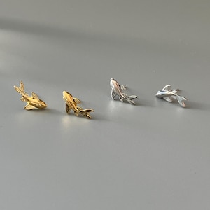 16G Minimalist Koi Fish Helix Stud Dainty Carp Cartilage Earring Conch Stud Tragus Piercing Jewelry Push Pin Bioflex Flat Back Labret Post
