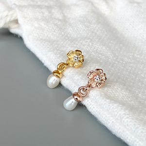 16G 18G Dainty Flower Cartilage Earring Dangle Pearl Helix Piercing Silver Tragus Stud Push in Pin Flat Back Threadless Titanium Post