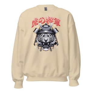 Może przedstawiać: Beżowa bluza z nadrukiem białego tygrysa w hełmie samurajskim. Tekst "戦の指揮" jest nadrukowany na czerwono nad tygrysem.