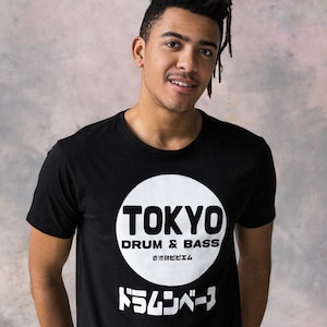 Tokyo Drum & Bass T Shirt Japanese Writing 174 BPM Junglist Synthesizer Synth Hiragana Kanji Graphic Printed Men&#39;s Women&#39;s Black Tee Top