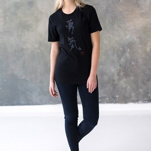 Japansk kalligrafi-t-shirt – Courage Kanji-text, handtryckt bild 3