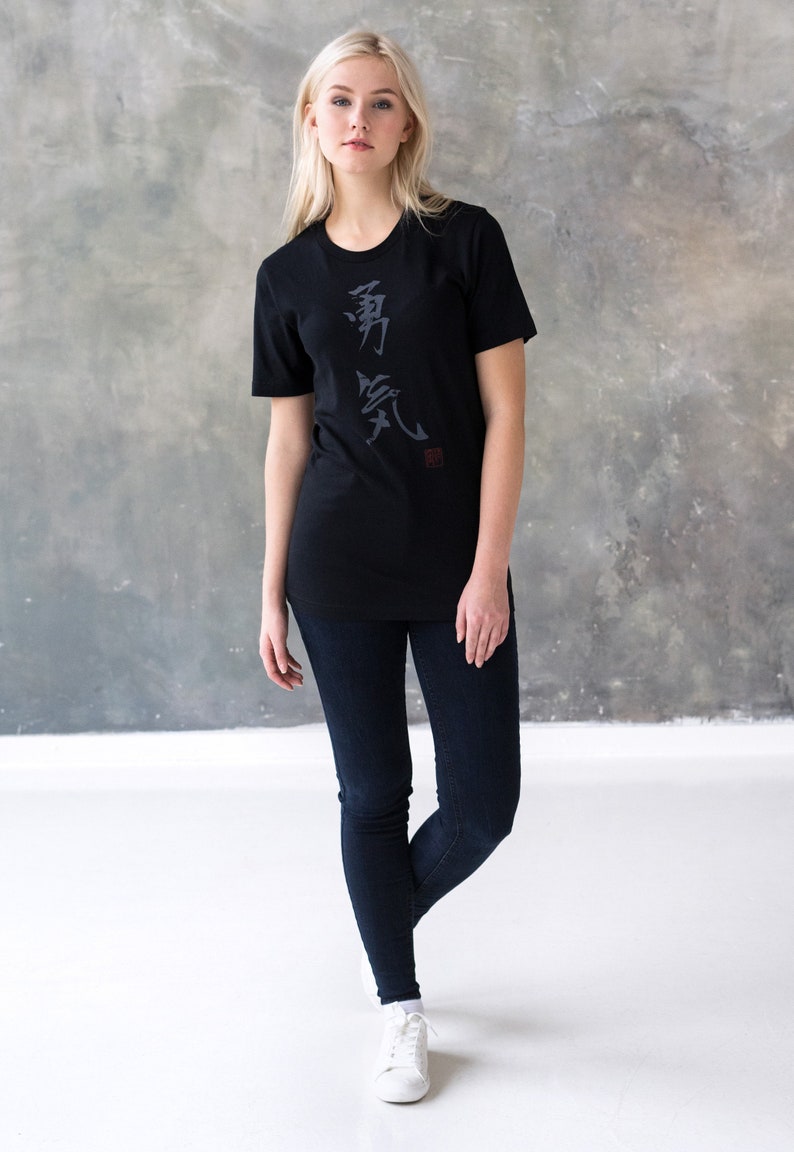 Japansk kalligrafi-t-shirt – Courage Kanji-text, handtryckt bild 3