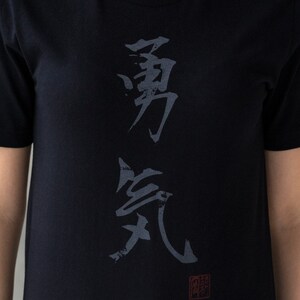 Japansk kalligrafi-t-shirt – Courage Kanji-text, handtryckt bild 2
