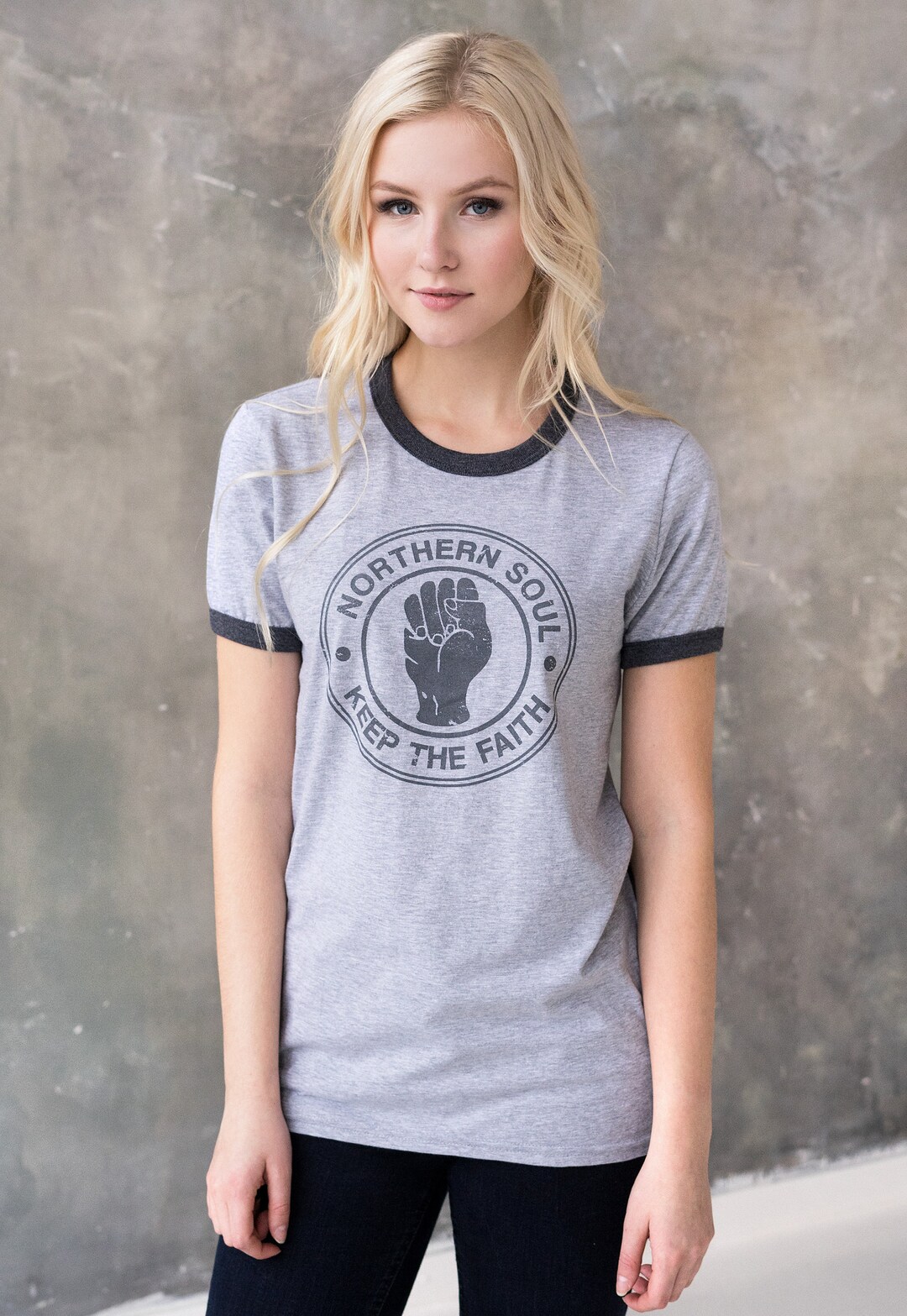 Strand Clothing Northern Soul Ringer T-Shirt - Keep The Faith Fist, Grigio - 2
