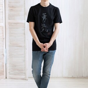 Japansk kalligrafi-t-shirt – Courage Kanji-text, handtryckt bild 5