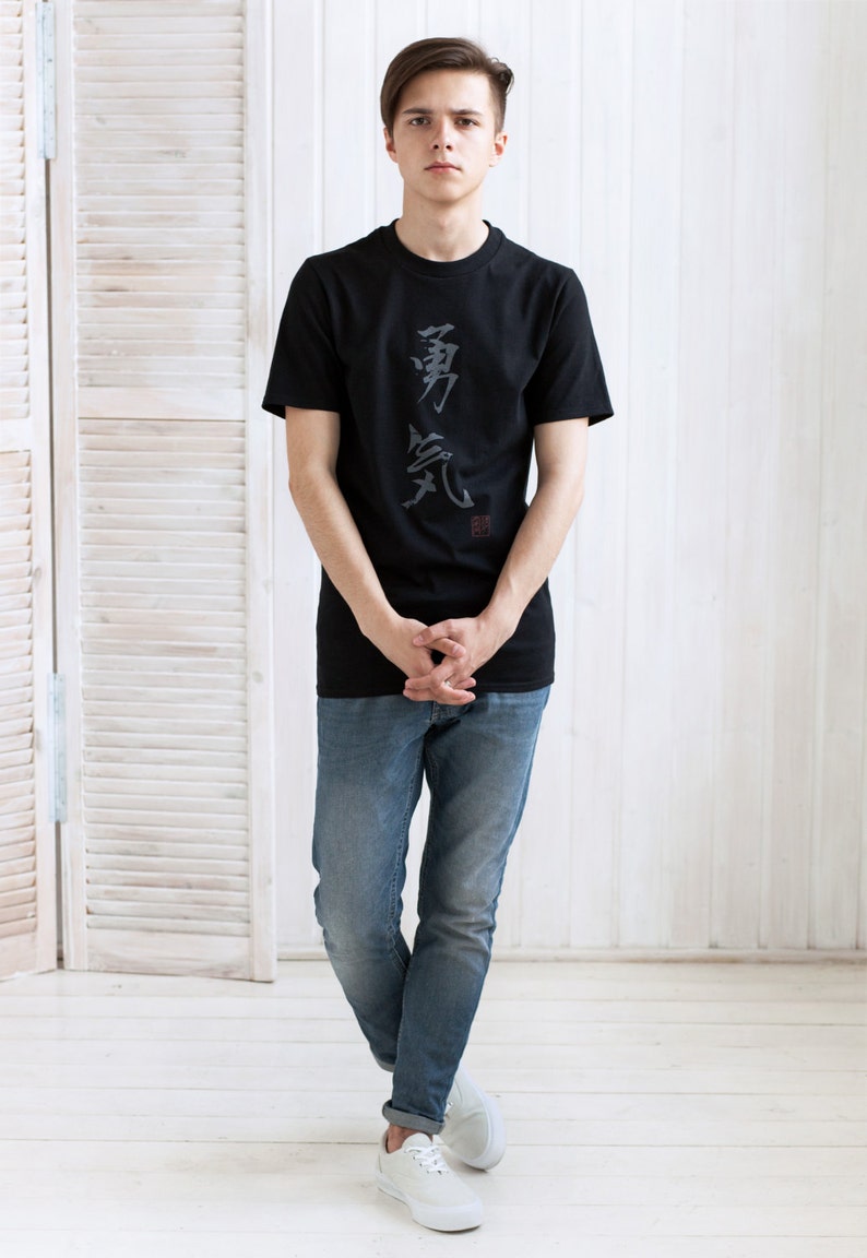 Japansk kalligrafi-t-shirt – Courage Kanji-text, handtryckt bild 5