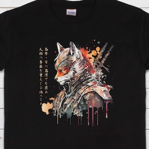 Puede incluir: Camiseta negra con una ilustraci&oacute;n de acuarela de un zorro con armadura. El zorro mira hacia la izquierda. El texto en la camiseta dice: "名誉・常に高潔さを求め、人格の尊厳を重んじつ後のこと"