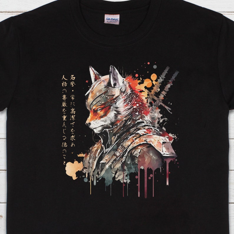 Puede incluir: Camiseta negra con una ilustraci&oacute;n de acuarela de un zorro con armadura. El zorro mira hacia la izquierda. El texto en la camiseta dice: "名誉・常に高潔さを求め、人格の尊厳を重んじつ後のこと"