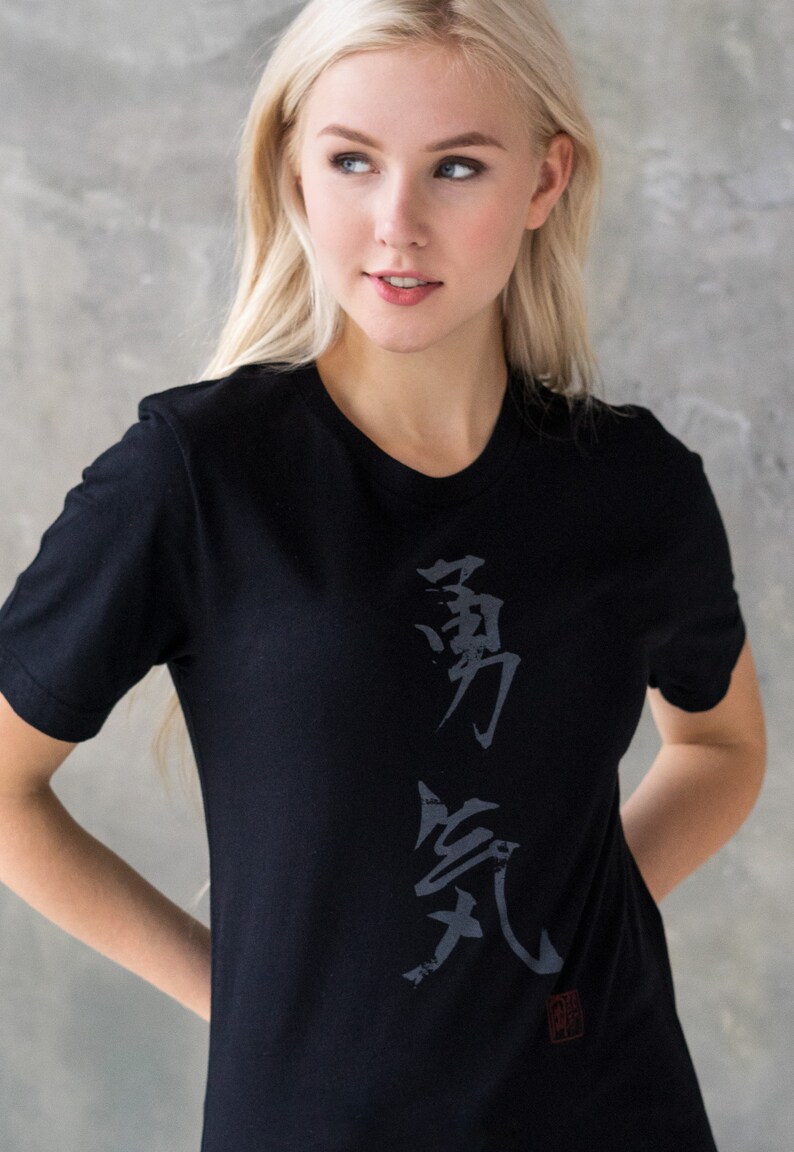 Japansk kalligrafi-t-shirt – Courage Kanji-text, handtryckt bild 4