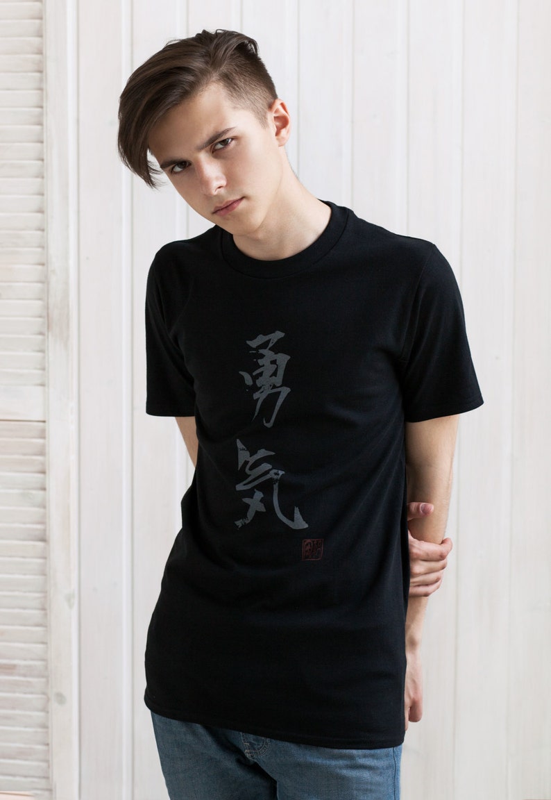 Japansk kalligrafi-t-shirt – Courage Kanji-text, handtryckt bild 6