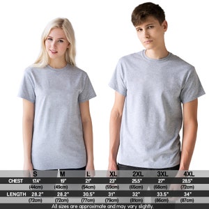 K&ouml;nnte beinhalten: Gr&ouml;&szlig;entabelle f&uuml;r ein T-Shirt mit Ma&szlig;en in Zoll und Zentimetern. Die Tabelle zeigt die Brust- und L&auml;ngenma&szlig;e f&uuml;r die Gr&ouml;&szlig;en S, M, L, XL, 2XL, 3XL und 4XL.