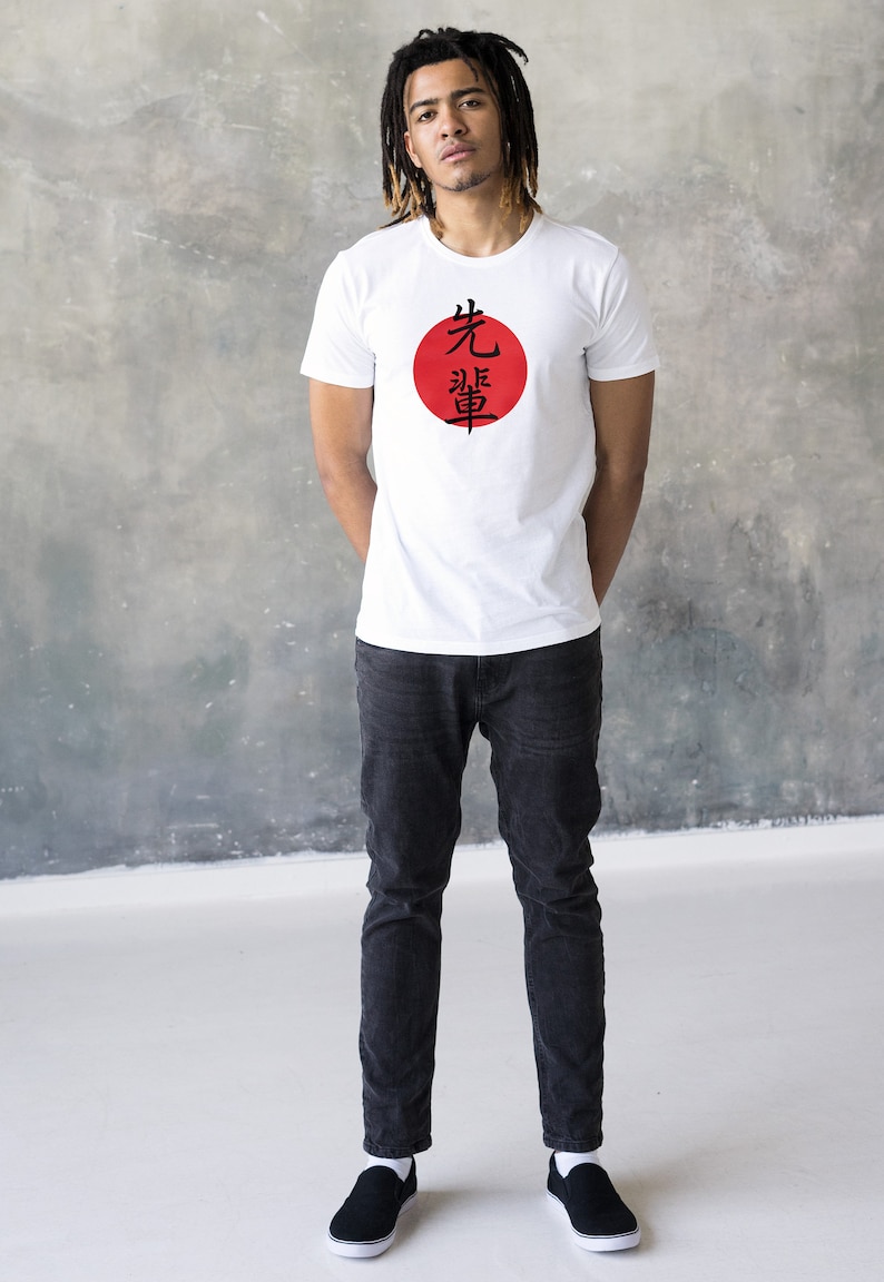 May include: A white t-shirt with a red circle and black Japanese characters that say "先導" on it.