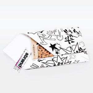 K&ouml;nnte beinhalten: Ein wei&szlig;er Umschlag mit einem schwarz-wei&szlig;en Comic-Design. Der Umschlag ist gefaltet und ein kleines St&uuml;ck Papier ragt oben heraus. Das Papier hat japanischen Text.