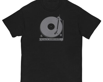 T-shirt Keep It Vinyl con design a giradischi vintage.