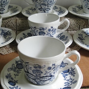 tasses à thé vintage bleu nordique JG Meakin avec 4 tasses nordiques bleues fabriquées en Angleterre et 7 soucoupes Kensington Staffordshire-Mélange éclectique-Reshop