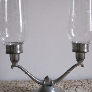 Double bougeoir Queen Art vintage en étain avec globes en verre - Étain danois de qualité fait main - Brooklyn, New York --- Reshop