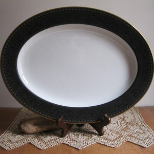 Bandeja para servir Benedicta vintage de Noritake, fuente ovalada de porcelana con borde floral negro en relieve y borde dorado. Preciosa. Reshopgoods.