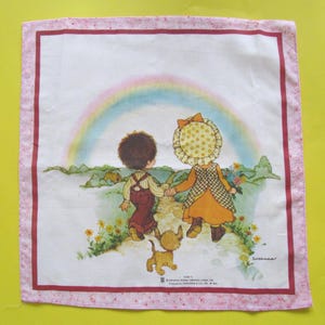 Vintage Cotton Hankie Little Lovables petite fille et un garçon allant vers l'arc-en-ciel planche à dessin cartes de voeux Japon Susanna Tom