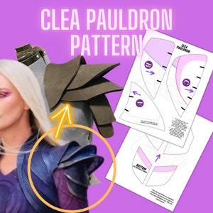 Könnte beinhalten: Nahaufnahme einer Cosplay-Schulterplatte mit einem mehrschichtigen Design in Blau- und Lilatönen. Das Bild zeigt auch ein Muster für die Schulterplatte mit dem Text "CLEA PAULDRON PATTERN". Die Schulterplatte ist aus Schaumstoff und Teil eines Kostüms.