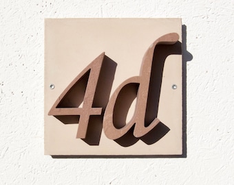 Hausnummer "4d" aus Stein