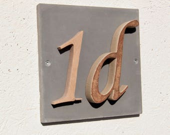 Hausnummer "1d" aus Stein