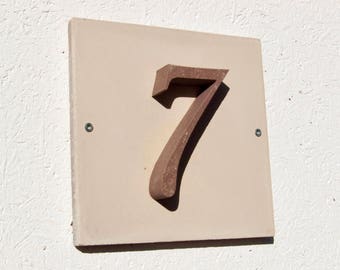 House number "7" of stone