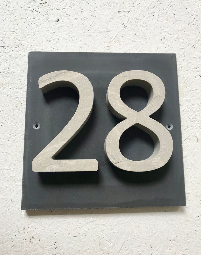 Hausnummer aus Sandstein 2-stellig 20x20cm, Schriftart calibri Bild 1