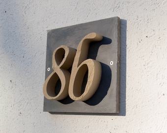 Hausnummer "8b" aus Stein