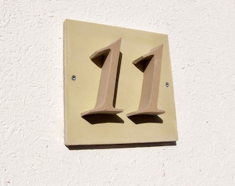 Hausnummer "11" aus Stein