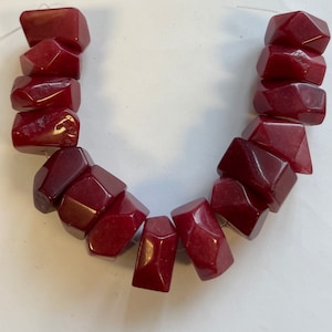 ruby jade (24-30)mmx(10-16)mm faceted nugget gemstone beads--7.5 inch strand