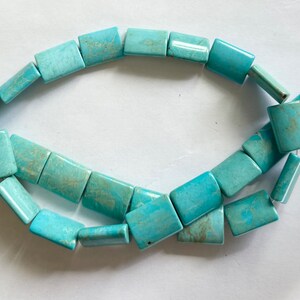 Peut inclure: Un brin de perles rectangulaires bleu turquoise. Les perles sont lisses et présentent un motif marbré.