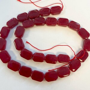 Ruby Jade 14 x 10 x 6 mm platte rechthoekige edelsteenkraal -15 inch streng