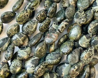 Puede incluir: Una hebra de cuentas de piedras preciosas verdes y negras, cada cuenta es una forma ovalada irregular única.
