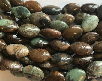 Pode incluir: Um fio de contas ovais de pedras preciosas verdes, marrons e brancas. As contas têm um aspeto manchado e veado.