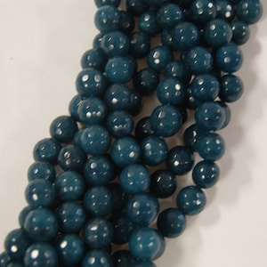 Perla di giada blu sfaccettata a forma rotonda - 8 mm ~ 15,5 pollici