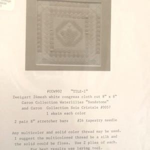 Könnte beinhalten: Eine Stickvorlage mit dem Titel TILE-1 #CCW902 mit einem quadratischen geometrischen Muster. Der Text listet Materialien auf, darunter 20,32 cm x 20,32 cm Zweigart 24mesh weißer Congress-Stoff, Caron Collection Waterlilies Sandstone, Soie Cristale #0057, 20,32 cm Spannrahmen und eine #26 Gobelinnadel.