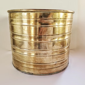 Vintage trumformad mässingsgryta