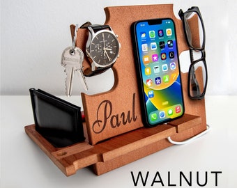 Puede incluir: Organizador de madera de nogal con ranuras para un teléfono, un reloj, llaves y gafas. El organizador tiene el nombre "Paul" grabado en él.