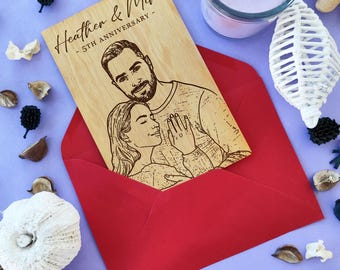 Portrait de couple personnalisé • Cadeau d'anniversaire personnalisé • Carte de vœux en bois gravée au laser avec enveloppe rouge • Souvenir romantique