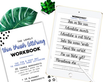 Pode incluir: Um caderno de exercícios intitulado "The Lovely Thin Brush Lettering Workbook" com um padrão de bolinhas pretas e brancas na capa. O caderno de exercícios inclui 20 folhas de exercícios temáticos com palavras rastreáveis e 19 folhas de prática de alfabeto. O texto "40 Lettering Worksheets to Print (PDF) or Use with Procreate App (JPEG)" está na parte inferior da capa. A tela de um tablet digital mostra uma folha de exercícios com o texto "Worksheet Travel Sayings" e várias frases sobre viagens escritas em itálico.