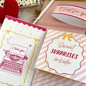 以下が含まれることがあります： 手作りの木製サインで、手書き風の「Welcome」の文字が特徴です。 白く塗装され、かすれた仕上がりで、小さな装飾的なハートが付いています。玄関ドアの装飾に最適です。