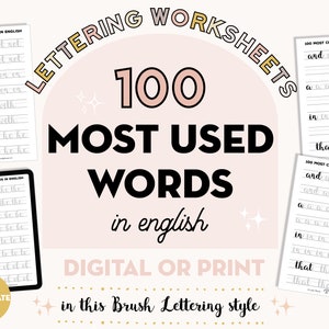 Può includere: Un download digitale delle 100 parole più usate in inglese, con fogli di lavoro per esercitarsi nella calligrafia in uno stile di lettering a pennello. I fogli di lavoro sono progettati per l'uso digitale o stampato. L'immagine mostra uno sfondo rosa con un cerchio dorato che contiene il testo "LETTERING WORKSHEETS 100 MOST USED WORDS in english".