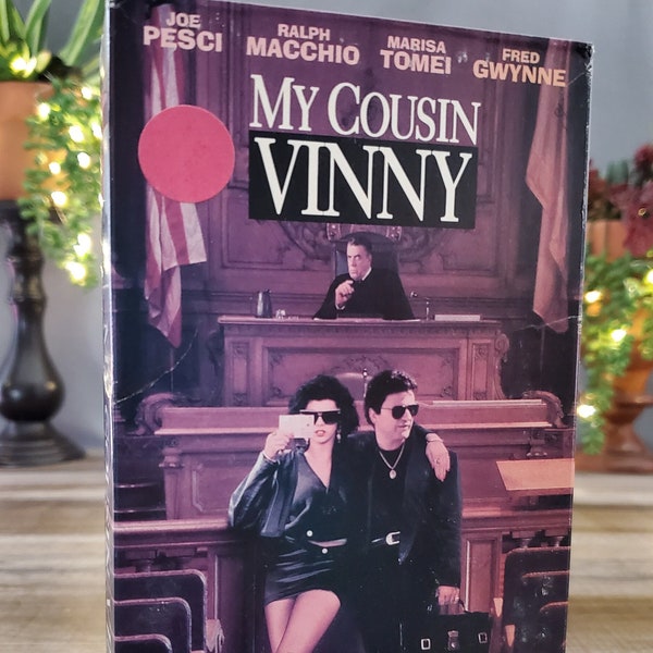 My Cousin Vinny VHS, met in de hoofdrollen Joe Pesci, Ralph Macchio, Marisa Tomei, Mitchell Whitfield, Lane Smith, Bruce McGill en Fred Gwynne