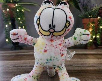 Garfield plyschkatt: Regnbågsfärgade tie dye-stjärnor gosedjur