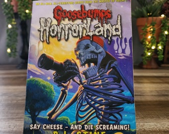 Kippenvel van R.L. Stine, Horrorland Say Cheese - And Die Screaming. Een perfecte nachtmerrie, in een flits verdwenen, schreeuw om de camera